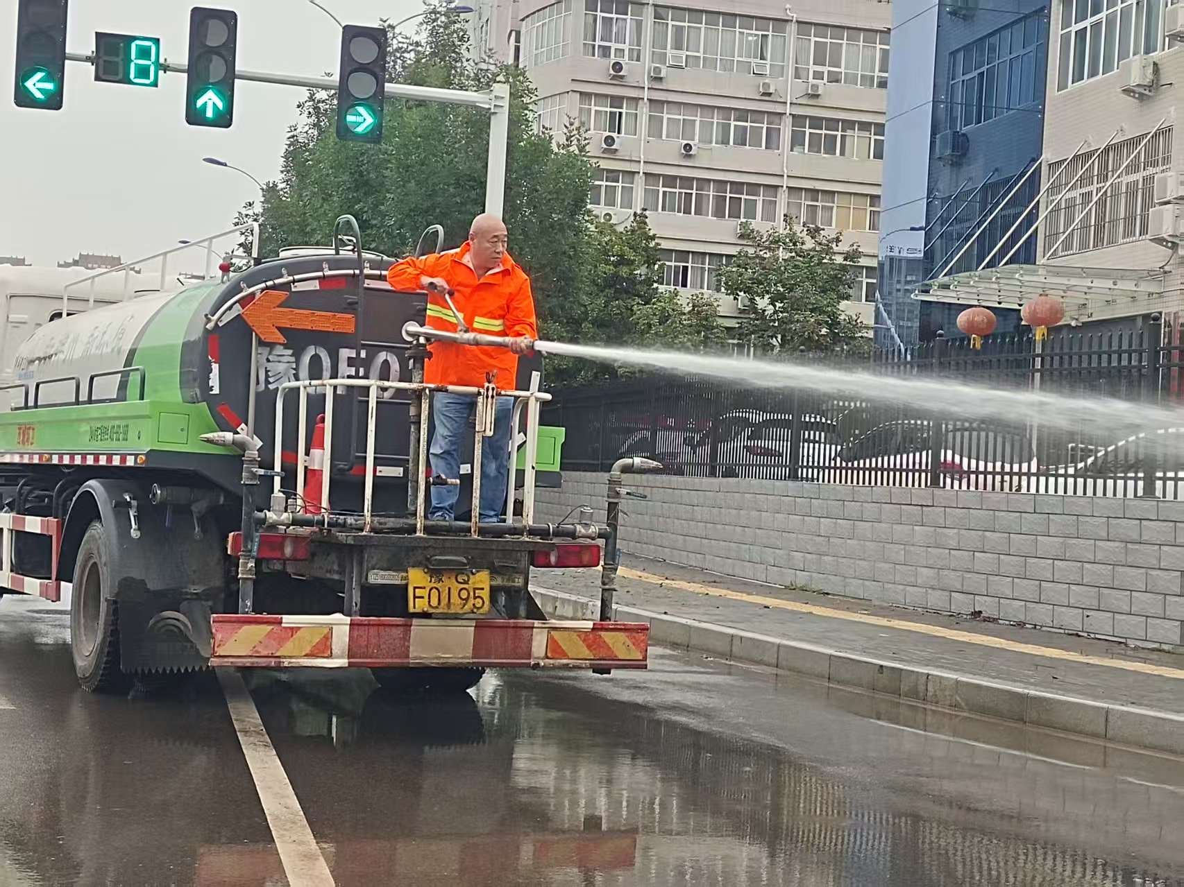 神州環境項目部主管王建設帶隊開展雨后清理、沖洗道路淤泥.jpg